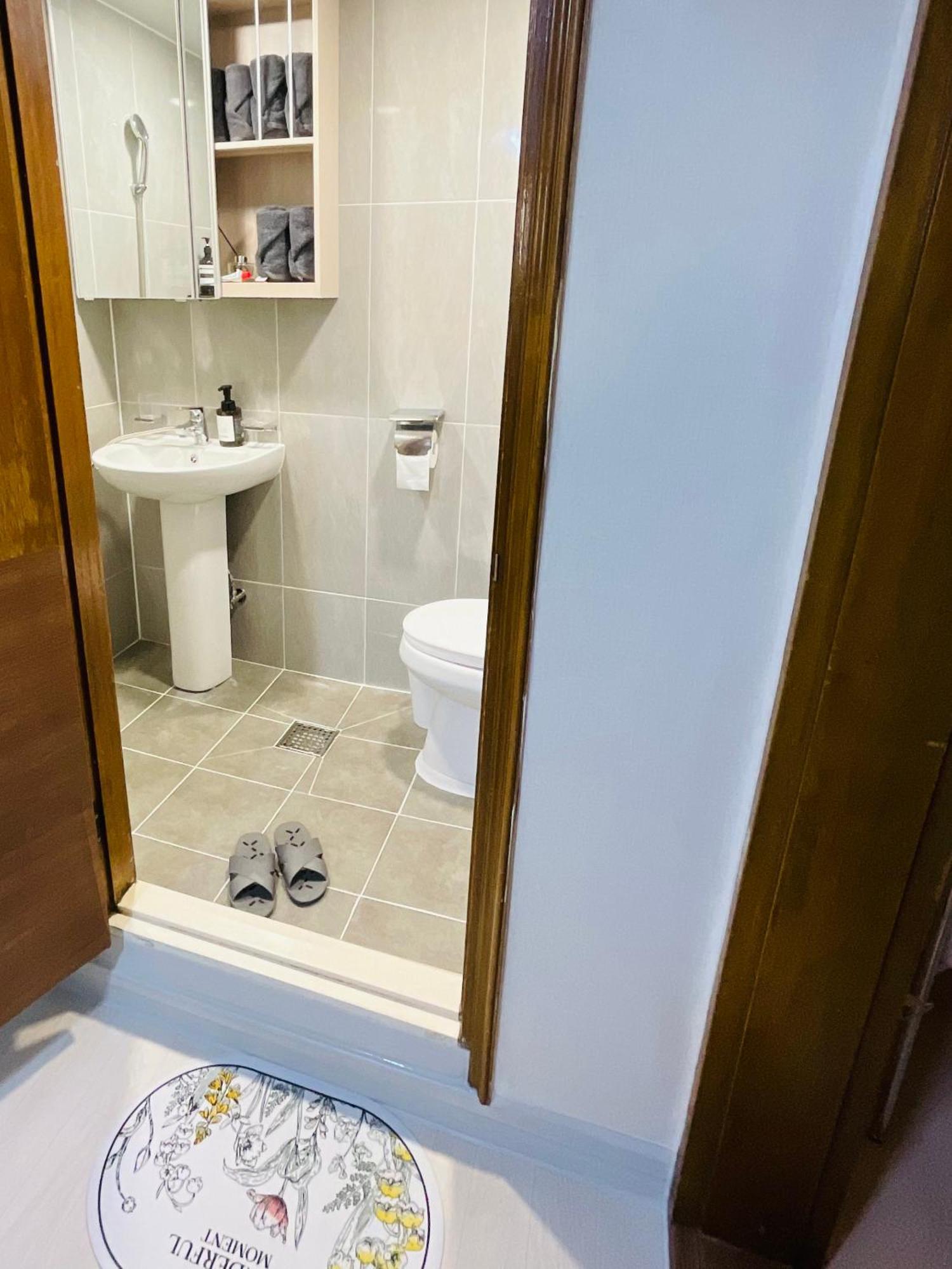 Cozy Guesthouse, 10 Minutes From Snu Entrance Station, In Sharosu-gil, Ott, Nespresso Machine, Within 25 Minutes By Subway To Hongdae, Gangnam, Seongsu, Gwanaksan, Up To 5 People
