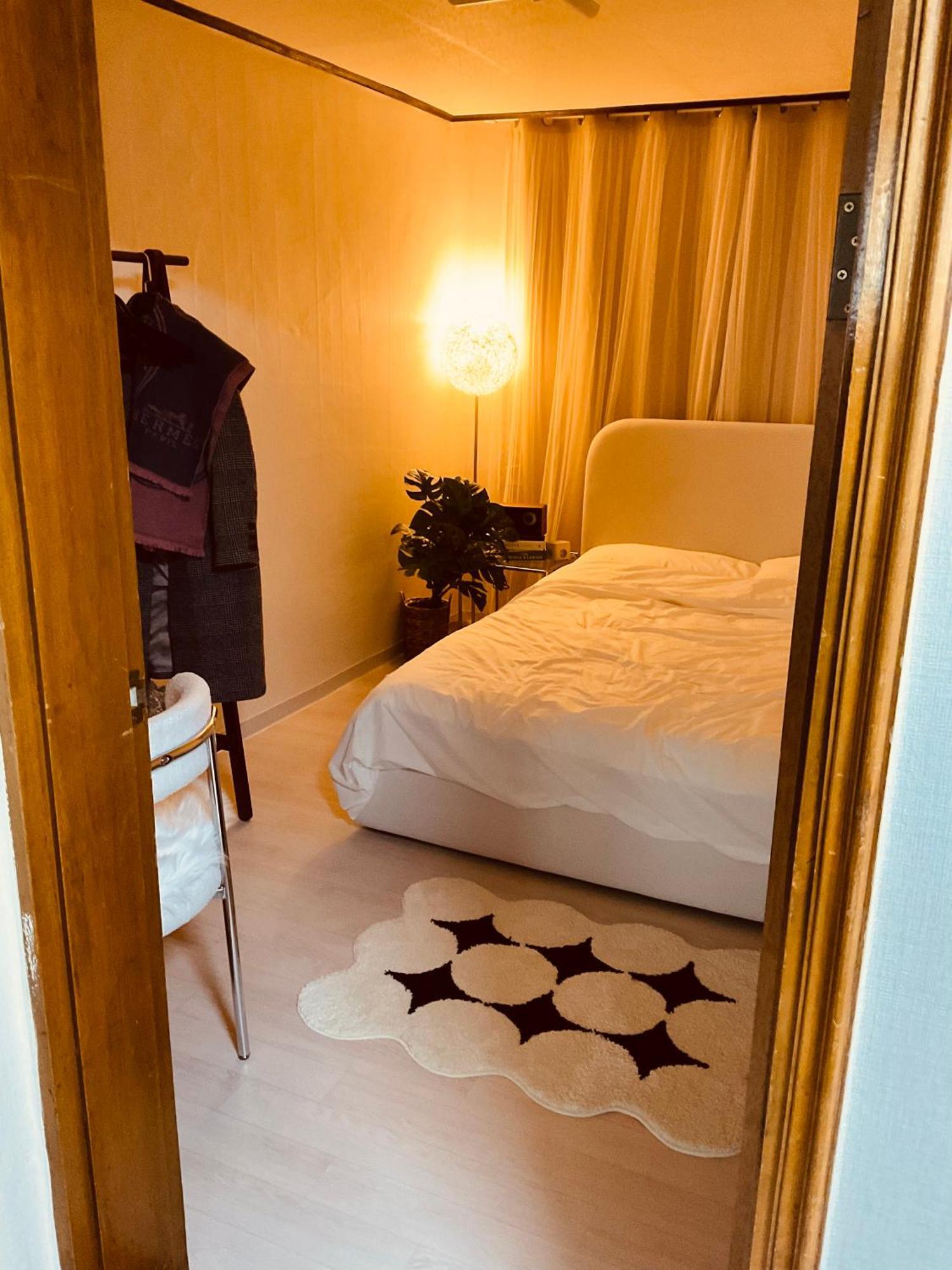 Apartamento Cozy Guesthouse, 10 Minutes From Snu Entrance Station, In Sharosu-gil, Ott, Nespresso Machine, Within 25 Minutes By Subway To Hongdae, Gangnam, Seongsu, Gwanaksan, Up To 5 People