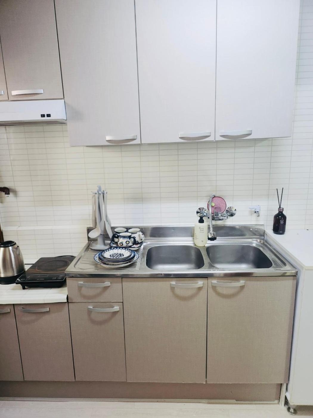 Apartment Cozy Guesthouse, 10 Minutes From Snu Entrance Station, In Sharosu-gil, Ott, Nespresso Machine, Within 25 Minutes By Subway To Hongdae, Gangnam, Seongsu, Gwanaksan, Up To 5 People *