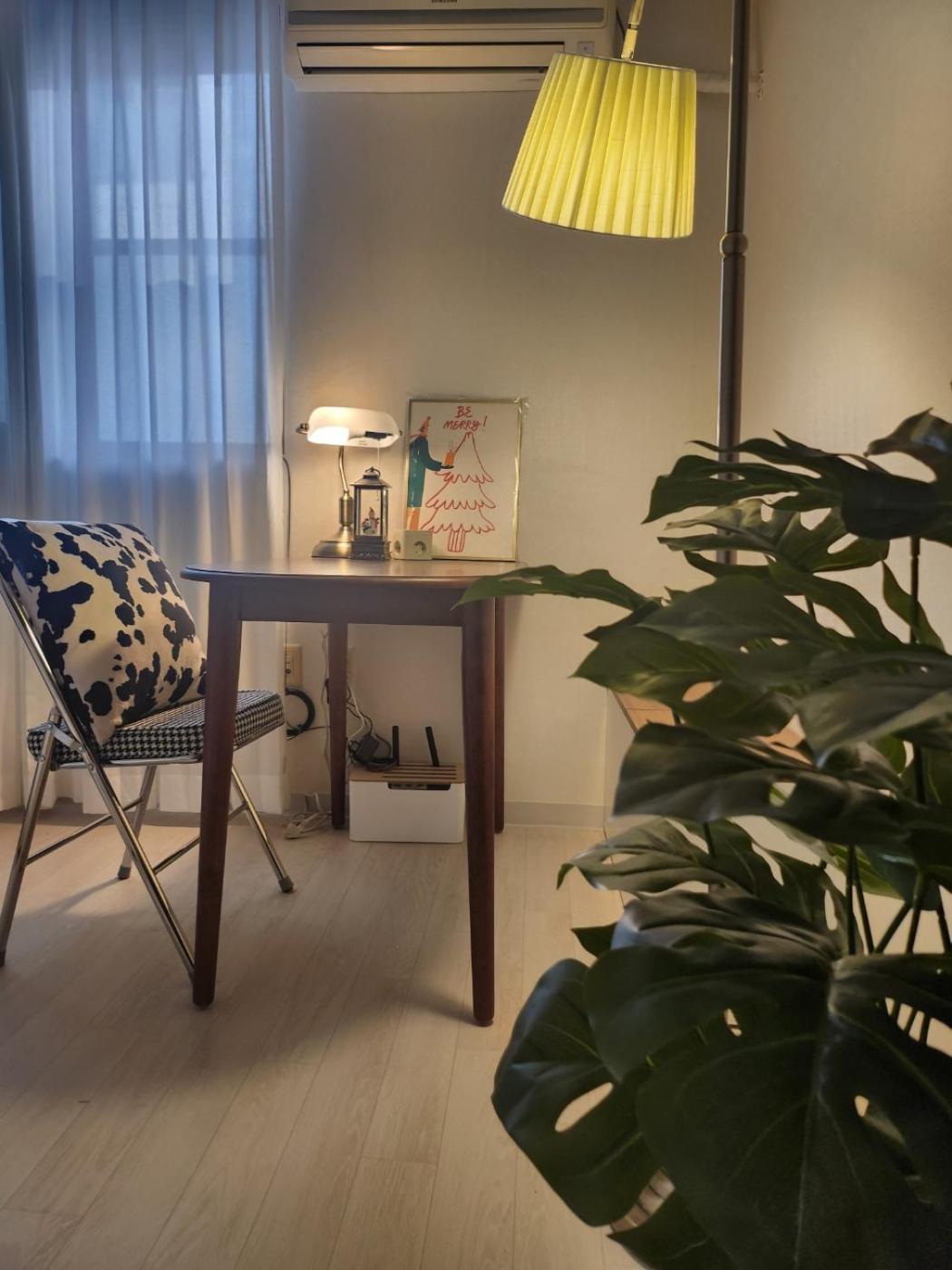 Apartment Cozy Guesthouse, 10 Minutes From Snu Entrance Station, In Sharosu-gil, Ott, Nespresso Machine, Within 25 Minutes By Subway To Hongdae, Gangnam, Seongsu, Gwanaksan, Up To 5 People Seoul