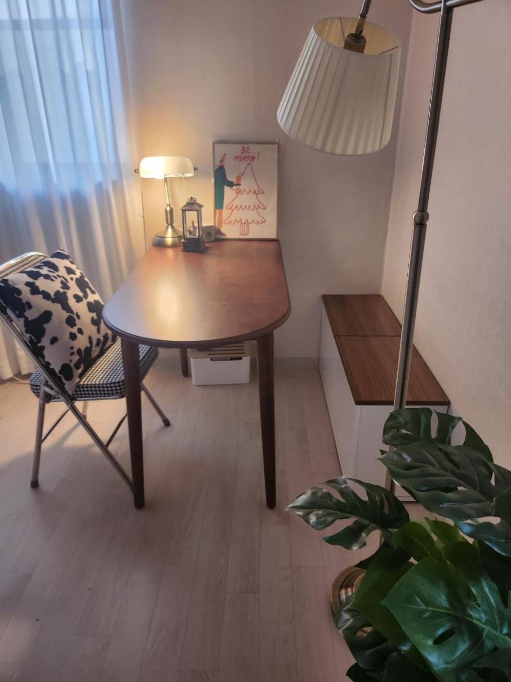 Cozy Guesthouse, 10 Minutes From Snu Entrance Station, In Sharosu-gil, Ott, Nespresso Machine, Within 25 Minutes By Subway To Hongdae, Gangnam, Seongsu, Gwanaksan, Up To 5 People Apartment