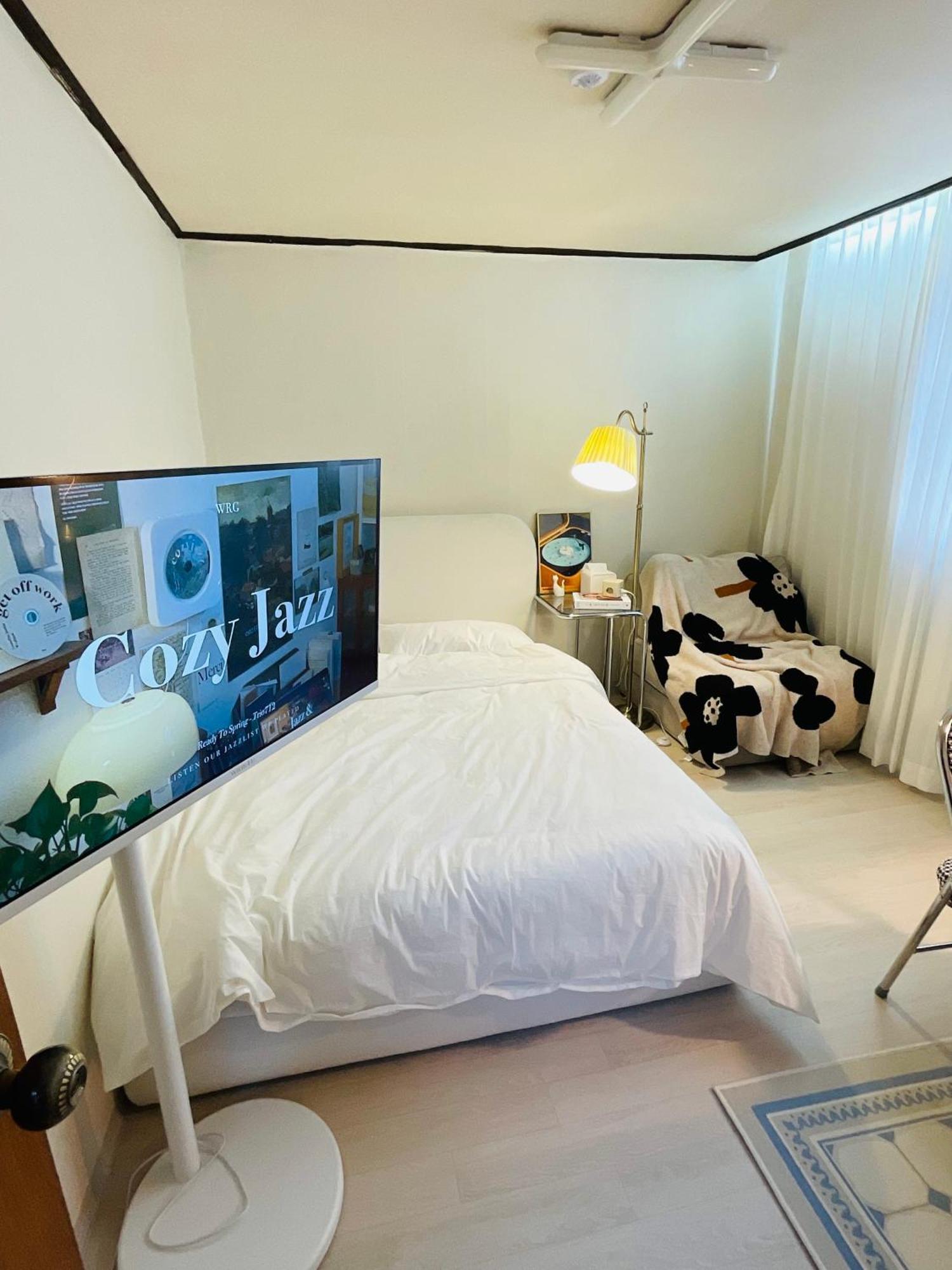 Apartment Cozy Guesthouse, 10 Minutes From Snu Entrance Station, In Sharosu-gil, Ott, Nespresso Machine, Within 25 Minutes By Subway To Hongdae, Gangnam, Seongsu, Gwanaksan, Up To 5 People *