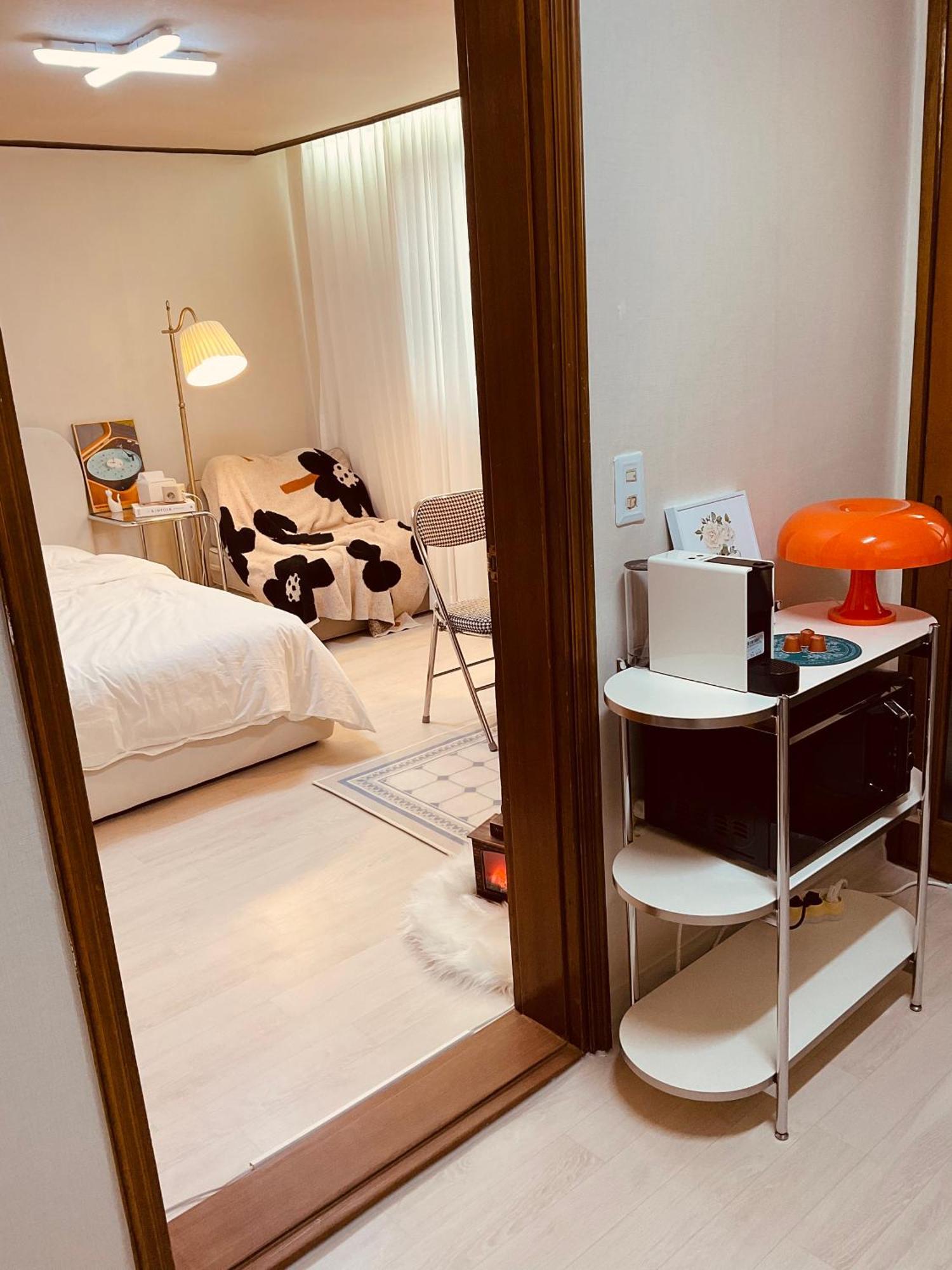 Cozy Guesthouse, 10 Minutes From Snu Entrance Station, In Sharosu-gil, Ott, Nespresso Machine, Within 25 Minutes By Subway To Hongdae, Gangnam, Seongsu, Gwanaksan, Up To 5 People * Seoul
